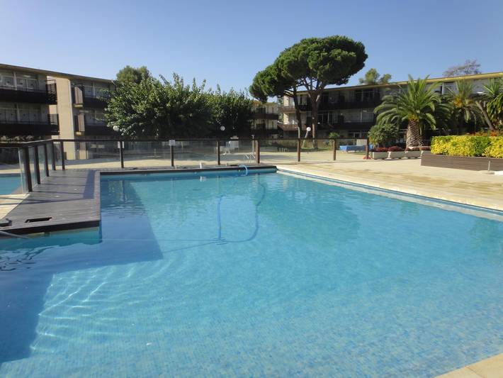Apartamento para 4 personas, con jardín y terraza además de vistas al mar y piscina, Se admiten mascotas en Platja d'Aro