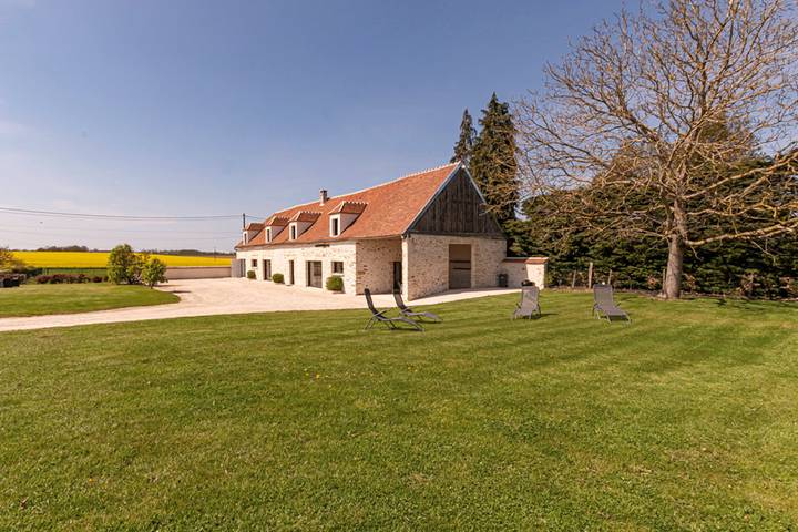 Gîte pour 12 personnes, avec jacuzzi ainsi que jardin et terrasse dans Châtillon-sur-Morin