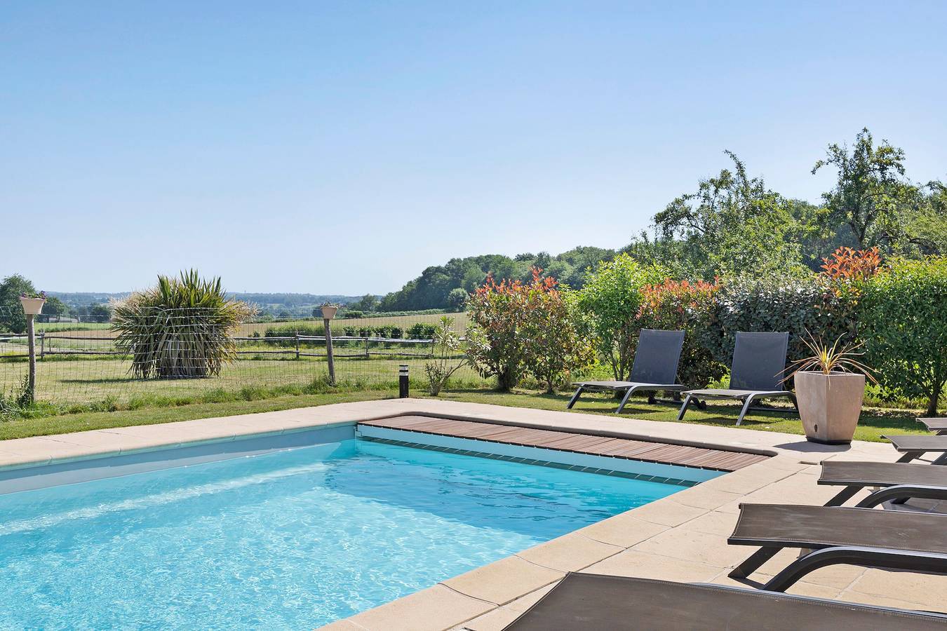 Chambre d’hôtes « Eléonore - Aux Charmes D’antan » avec piscine et terrasse partagées, Wi-Fi in La Pommeraie-sur-Sèvre, Fontenay-le-Comte