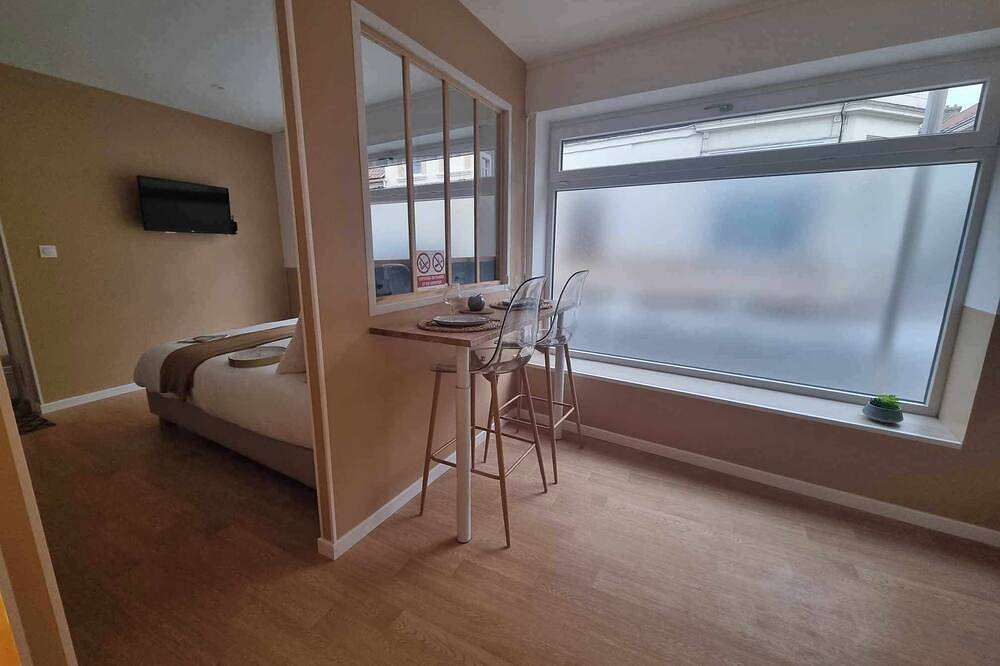 Ganze Wohnung, The White cosy, maxi studio in the city center, 1 km from the train station, tourism/business in Calais, Calais und Umgebung