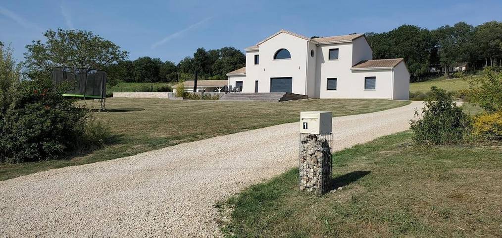 Location de vacances pour 8 personnes, avec piscine ainsi que vue et jardin à Vouneuil-sur-Vienne - 2