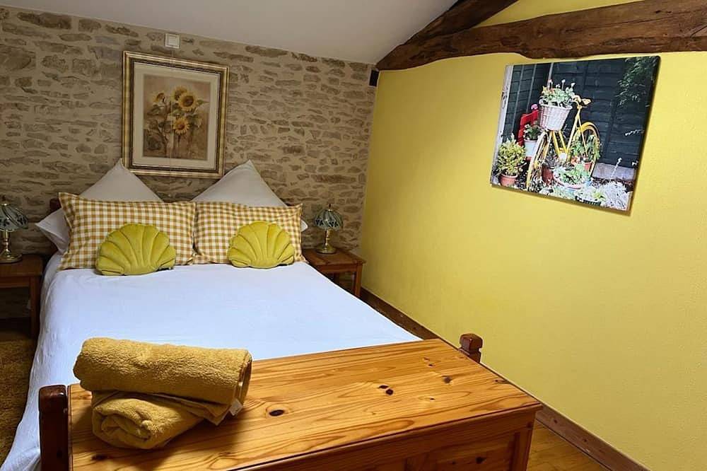 Delightful property, large garden, heated pool, great place for a family holiday in Savigné, Vienne (France)