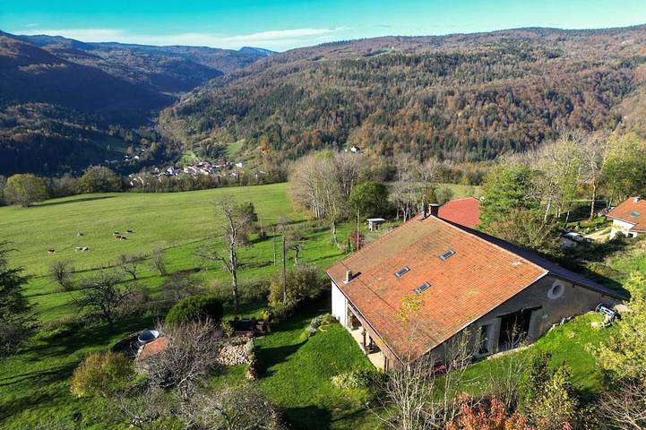 Maison de vacances pour 4 personnes, avec balcon ainsi que jardin et jacuzzi dans Nantua