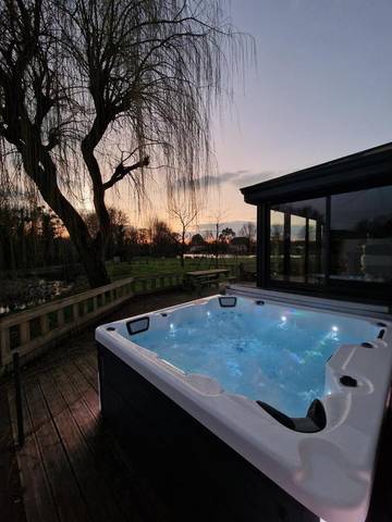 Location de vacances pour 14 personnes, avec jardin et jacuzzi à Nueil-les-Aubiers