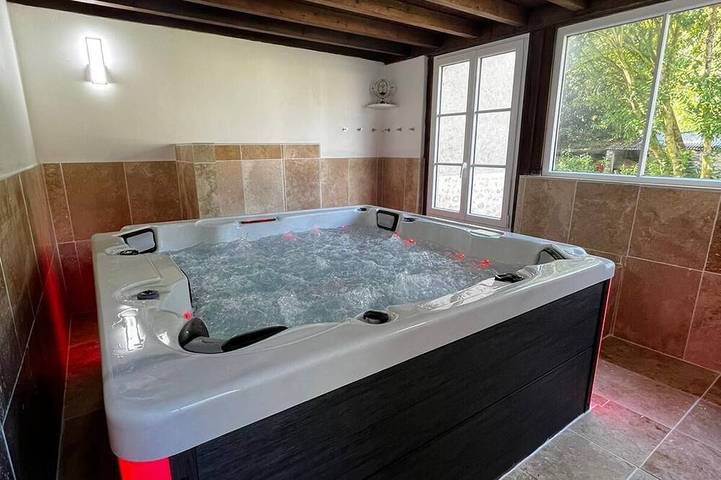 Gîte pour 12 personnes, avec jardin et jacuzzi