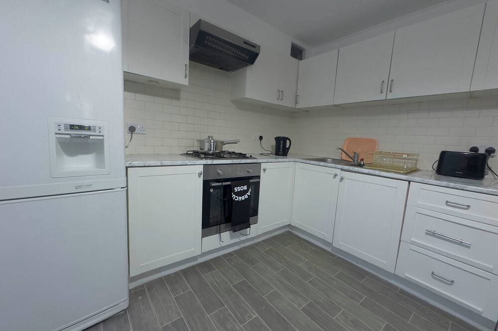 Spacious 4Br Bungalow with Parking Near Spider-Man Filming Locations in London, South East England
