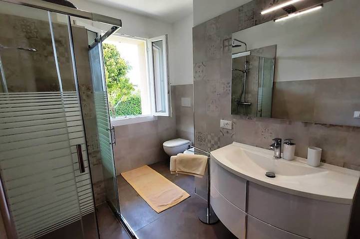 Villa mit privatem Pool und großem Garten, ideal für Aufenthalte mit Hunden. in Manerba del Garda, Gardasee-Berge