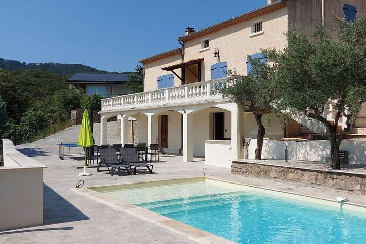 Location de vacances pour 10 personnes, avec jardin, animaux acceptés à Saint-Jean-du-Pin