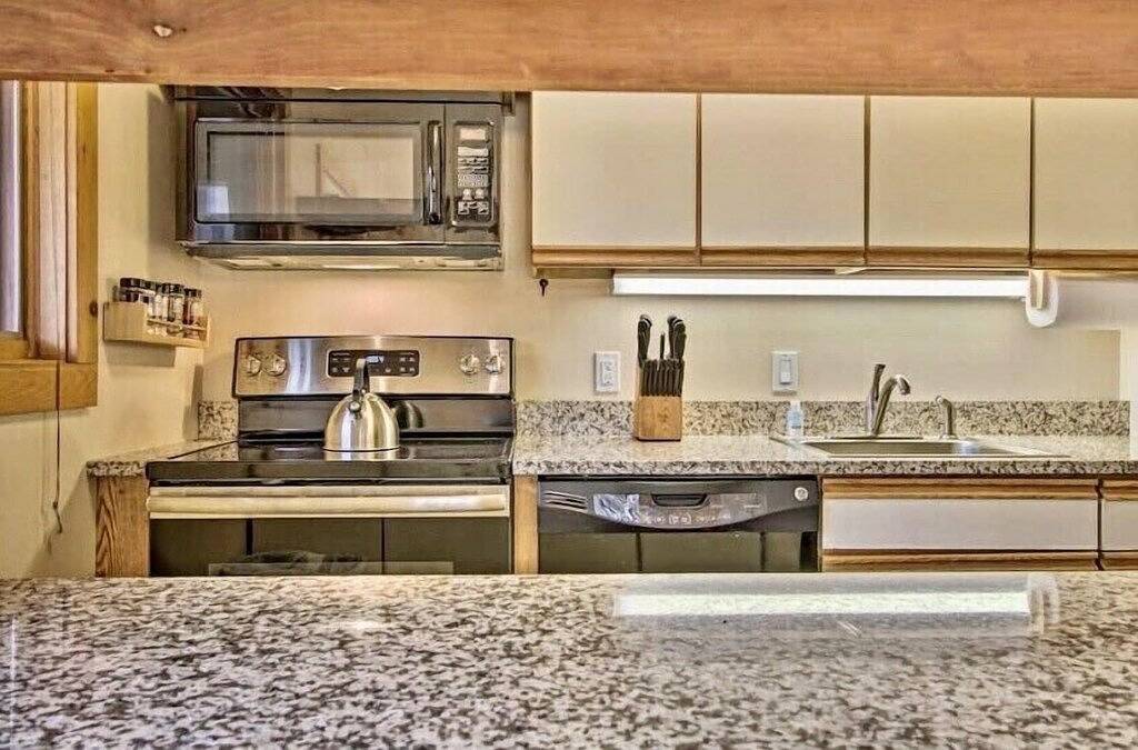 Ganze Wohnung, ⛷ 1Br Ski-Home Condo. Pool/Hot Tub/Sauna. Short walk 2 lifts, golf, hikes. in Killington, Rutland County