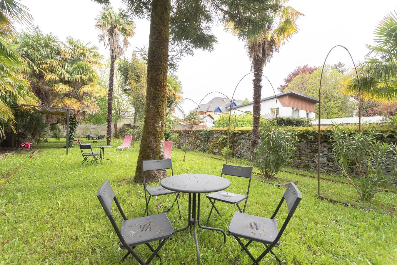 Entire apartment, Apartment with Garden and Terrace in Lourdes, Sleeps 2, Quiet and Well-Equipped in Lourdes, Hautes-Pyrénées