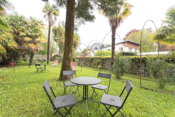 Hel lejlighed, Apartment with Garden and Terrace in Lourdes, Sleeps 2, Quiet and Well-Equipped in Lourdes, Hautes-Pyrénées