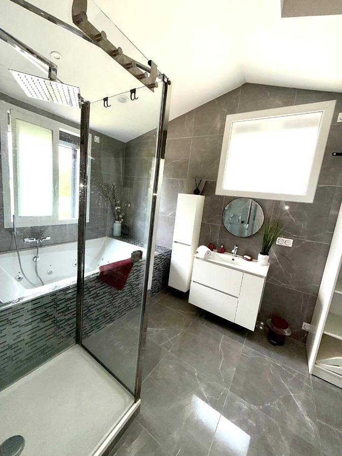 Location de vacances pour 10 personnes, avec vue ainsi que jardin et piscine à Berre-les-Alpes - 4