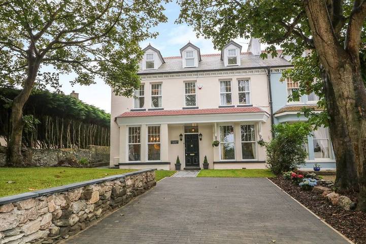 Holiday rental for 12 people, with garden in Holyhead