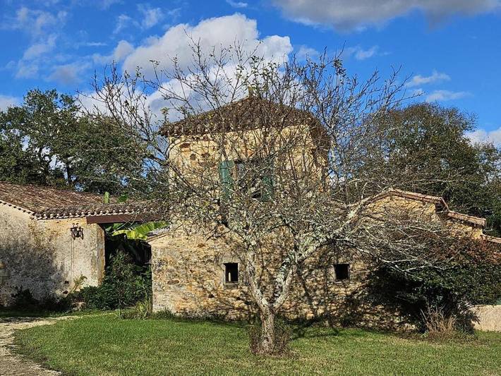 Location de vacances pour 8 personnes, avec terrasse ainsi que jardin et jacuzzi à Biron - 4