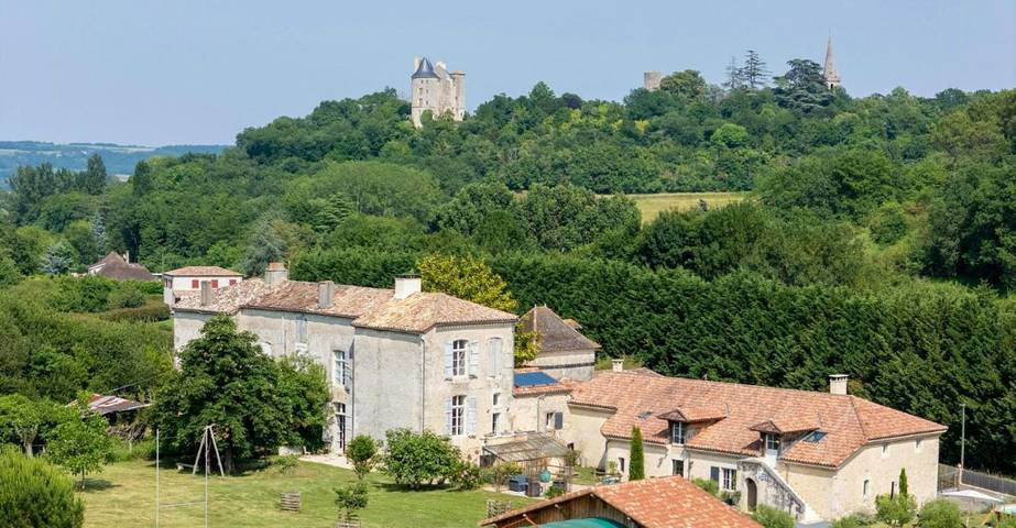 Location de vacances pour 12 personnes, avec terrasse et jardin à Saint-Pierre-de-Buzet