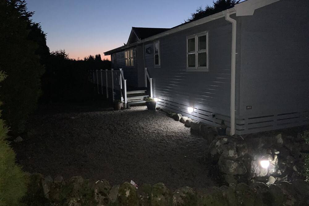 Holly Blue - Cosy wooden lodge, Kippford in Kippford, Dumfries and Galloway