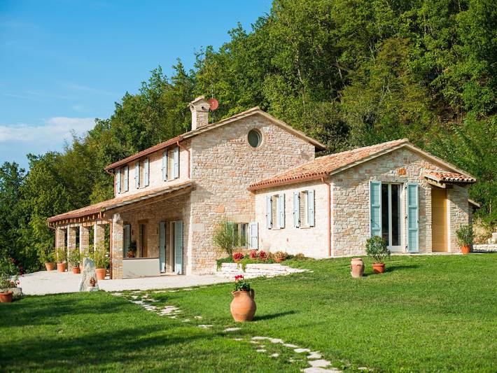 Agriturismo per 10 persone, con Terrazza e Giardino nonché Piscina a Acqualagna