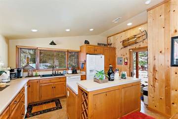 Holiday Home for 14 People in Snow Summit, Big Bear Lake, Photo 3