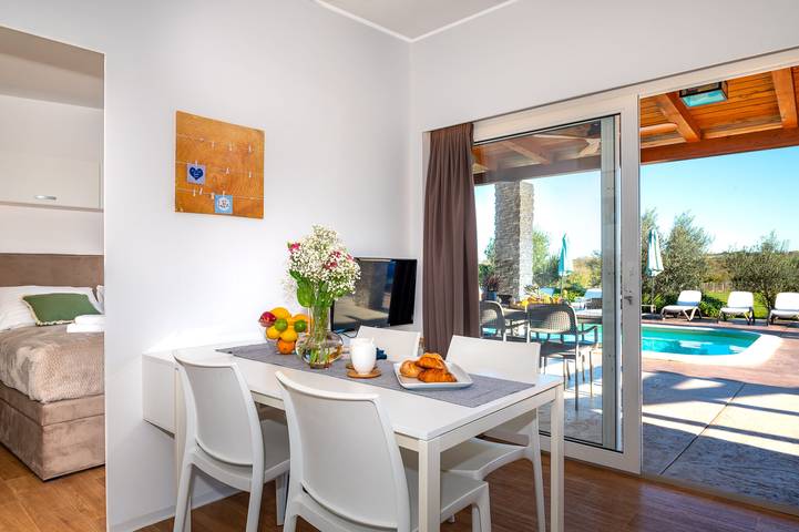 Villa pour 8 personnes, avec piscine ainsi que terrasse et jardin, animaux acceptés à Nin - 3