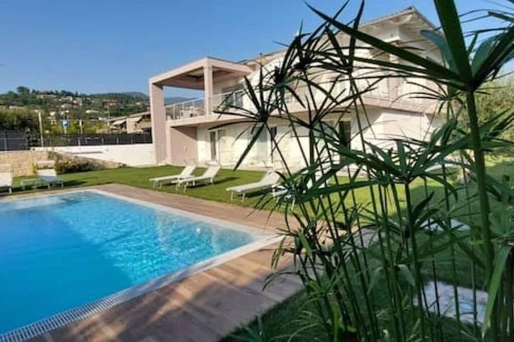 Ferienwohnung für 4 Personen, mit Garten und Pool in Garda