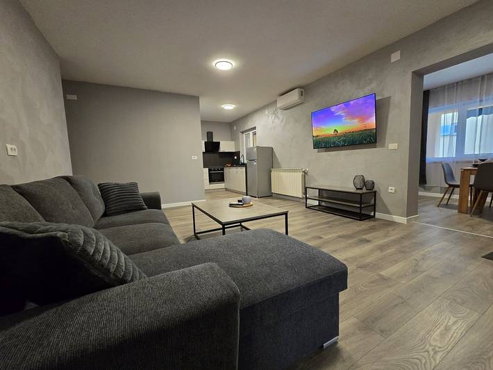 Ferienwohnung für 4 Personen, mit Pool und Balkon/Terrasse in Kosinozici