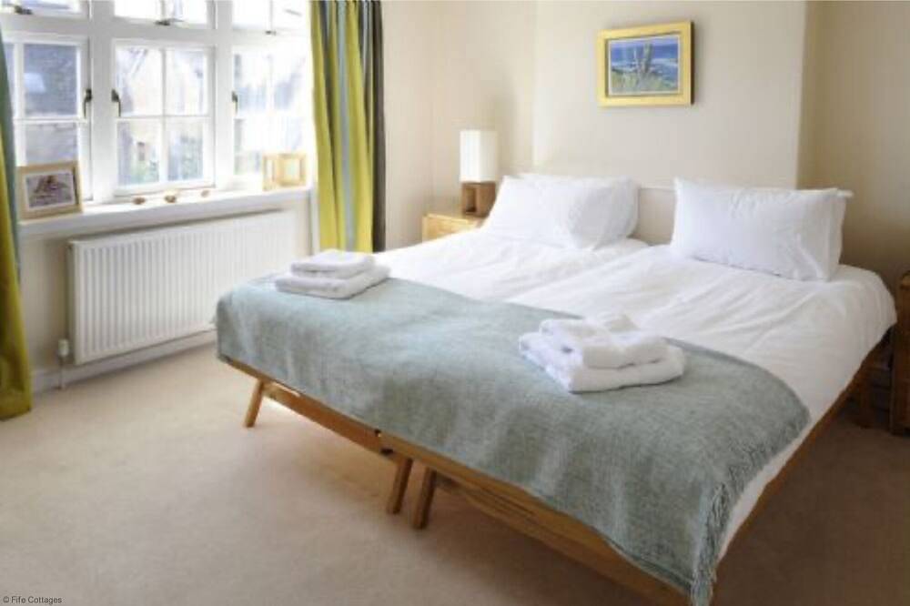 A fabulous 6 bedroomed townhouse with great garden in St Andrews, Fife region