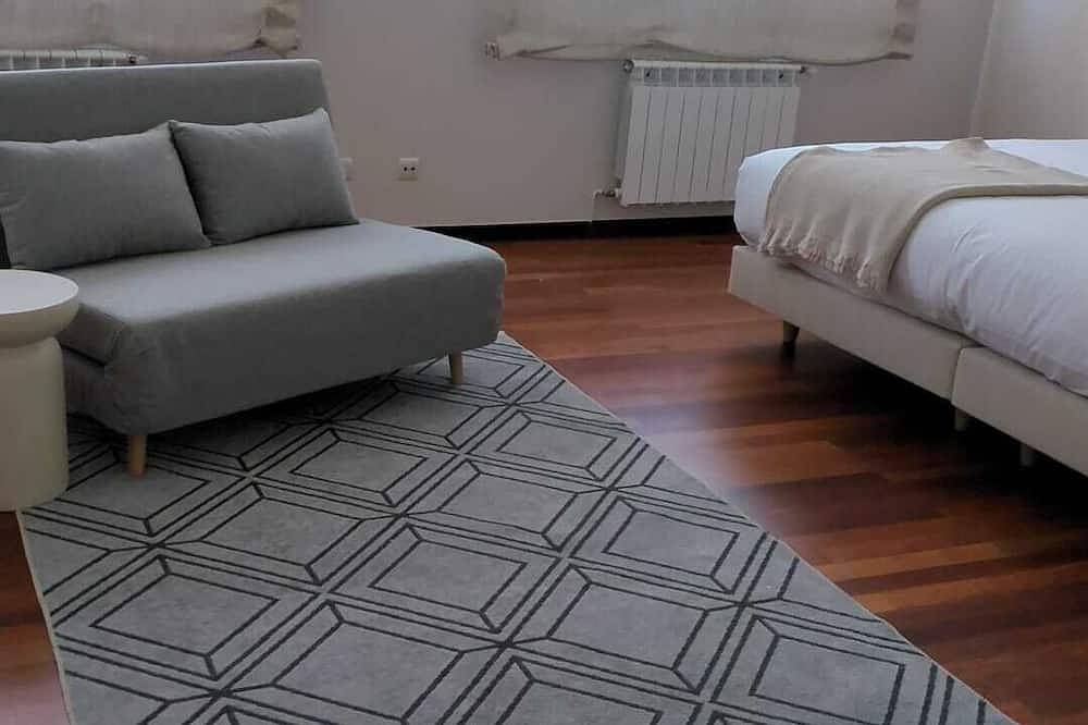 Entire apartment, Comfotable room in a restored house with garden and common areas in Ribadeo, Rías Altas