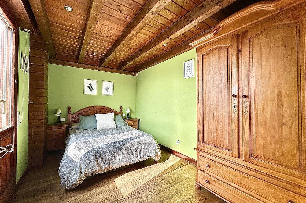 Apartamento entero, Beautiful and cozy apartment close to city center with a living room and bed room in Meruelo, Costa de Cantabria