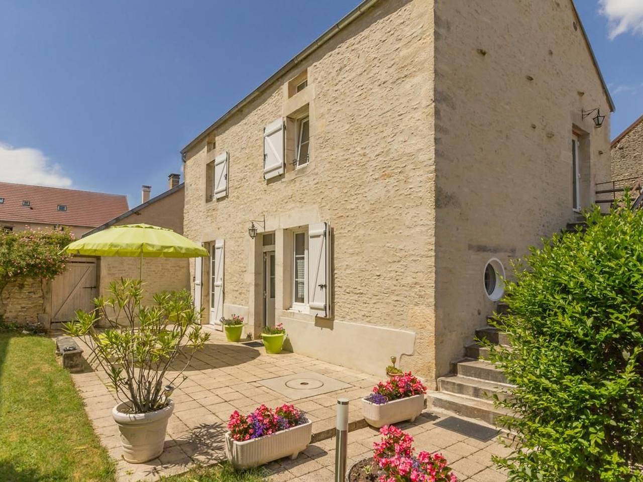 Renoviertes Ferienhaus im Dorfzentrum nahe Dijon, 2 Schlafzimmer, Terrasse und Garten in Chaignay, Dijon und Umgebung