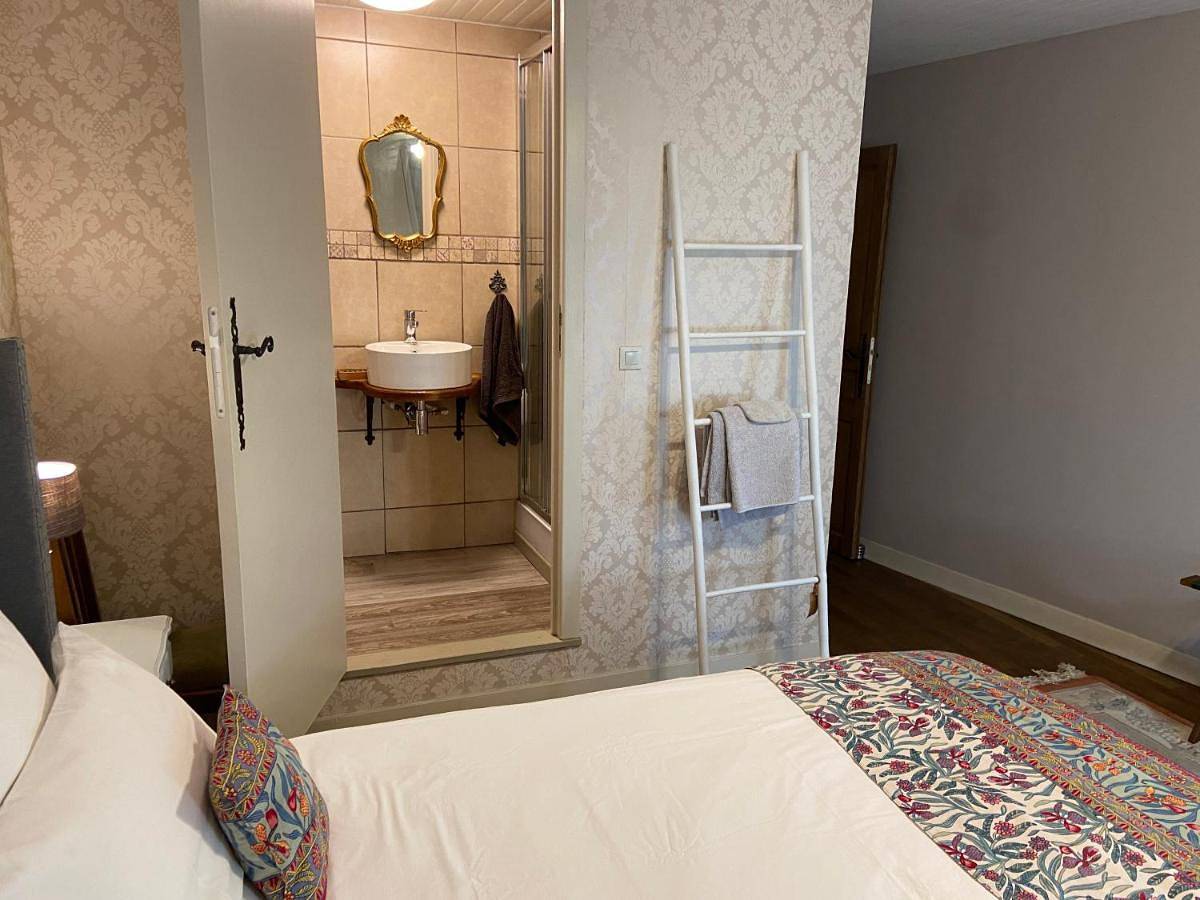 Deluxe Double Room with Shower in Le Vigeant, Vienne (France)