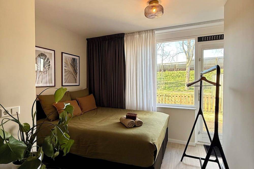 Appartamento intero, Cosy, stylish fully private studio with backyard - free parking in Amsterdam-Noord, Costa Olandese