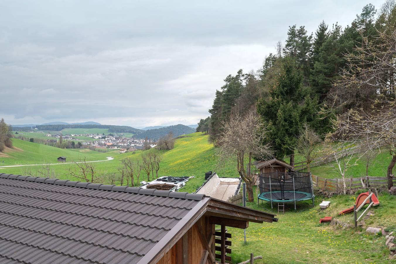 Ganze Wohnung, Ferienwohnung 'Dorf' mit Bergblick, Gemeinschaftsgarten und Wi-Fi in Tiosels, Kastelruth