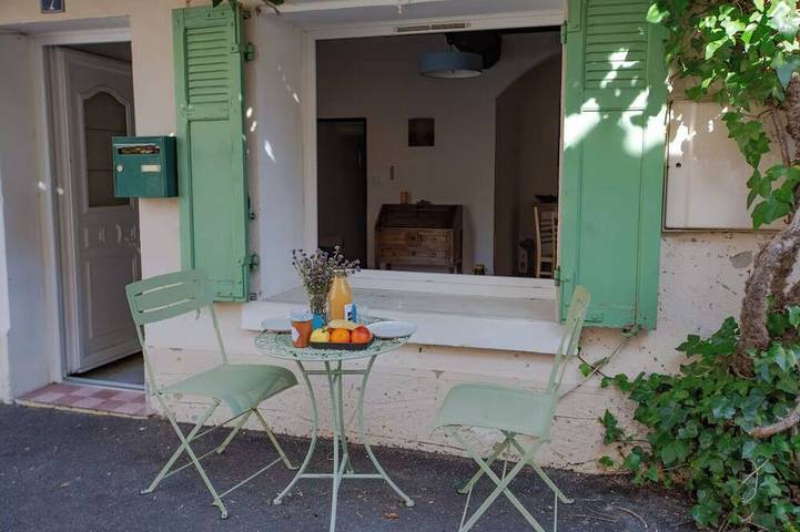 A cocoon in the heart of the village in Mouriès, Region de Arles