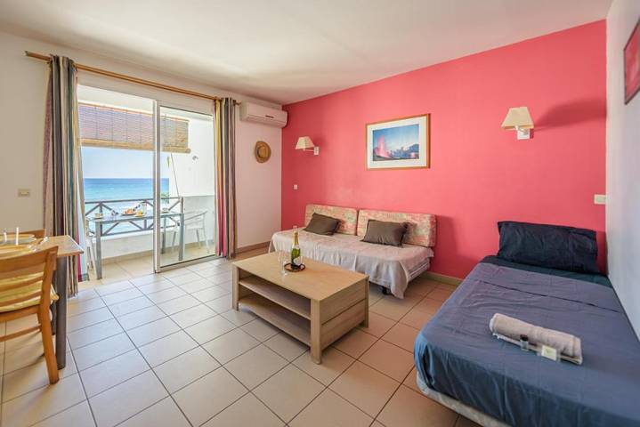 Gîte pour 4 personnes, avec vue et terrasse dans Plage des Roches Noires - 2