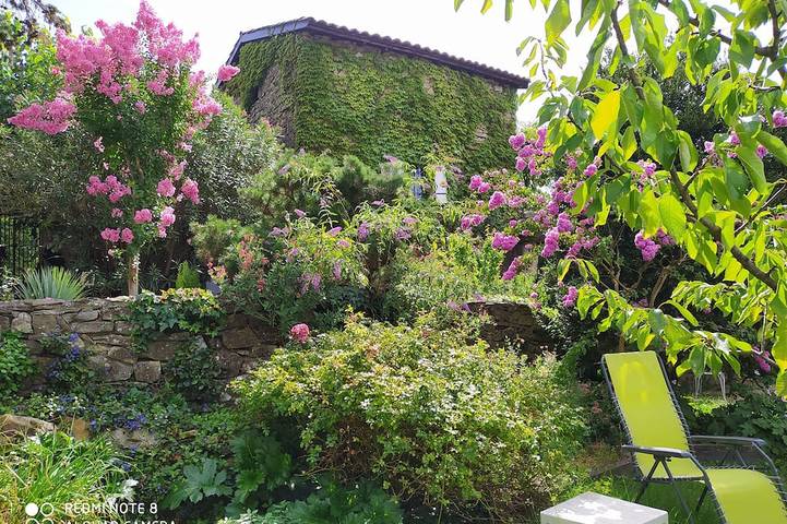Location de vacances pour 6 personnes, avec Terrasse ainsi que Jardin et Piscine à Vesseaux