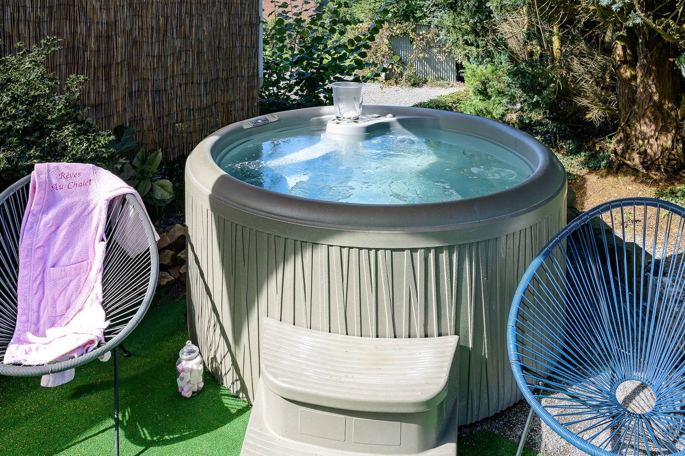 Rêves au Chalet - maisonnette avec jacuzzi in Floyon, Avesnes-sur-Helpe