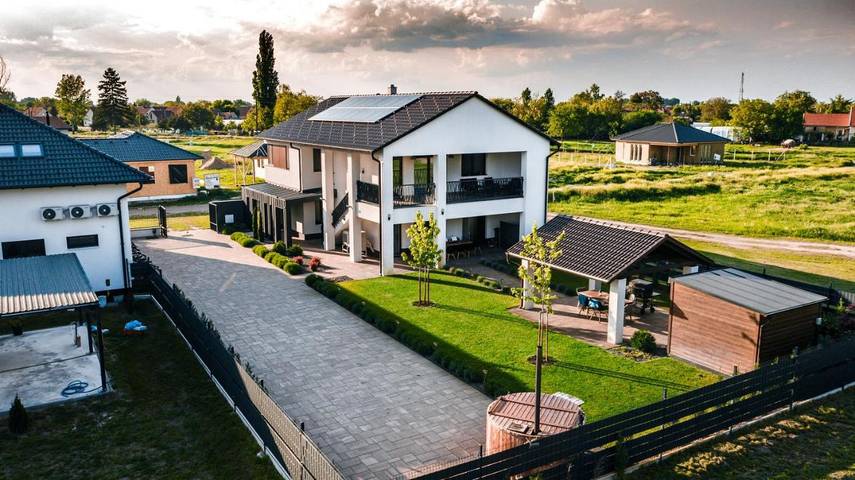 Maison d’hôte pour 14 personnes, avec jacuzzi et jardin ainsi que piscine et sauna