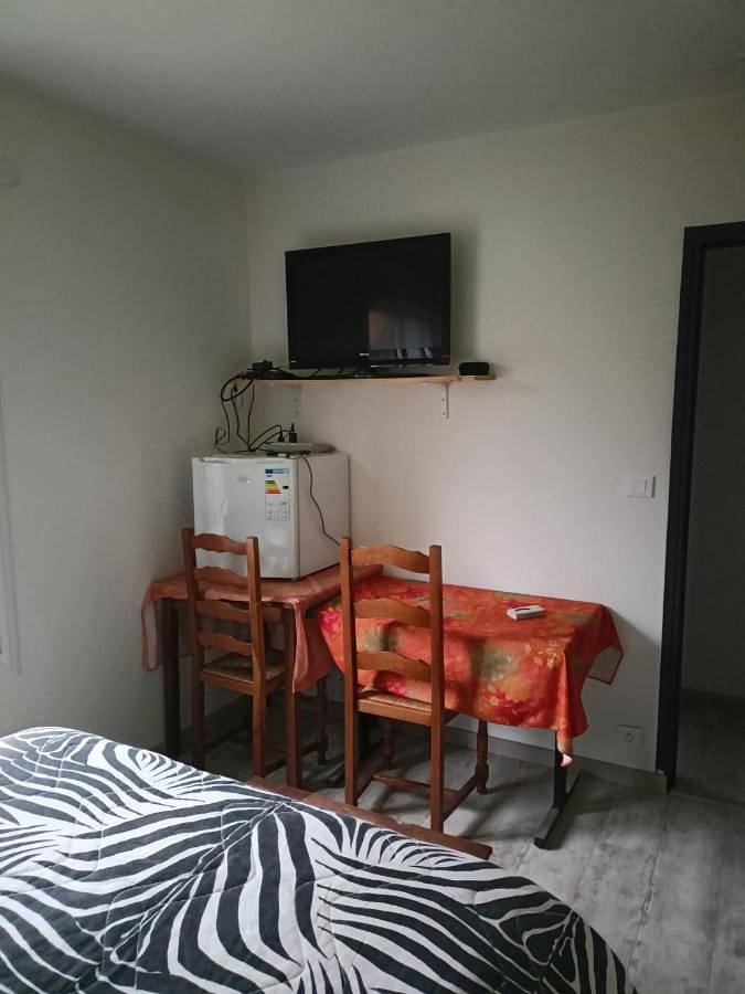 Gîte pour 2 personnes, avec vue et terrasse ainsi que jardin et piscine à Aydat - 2