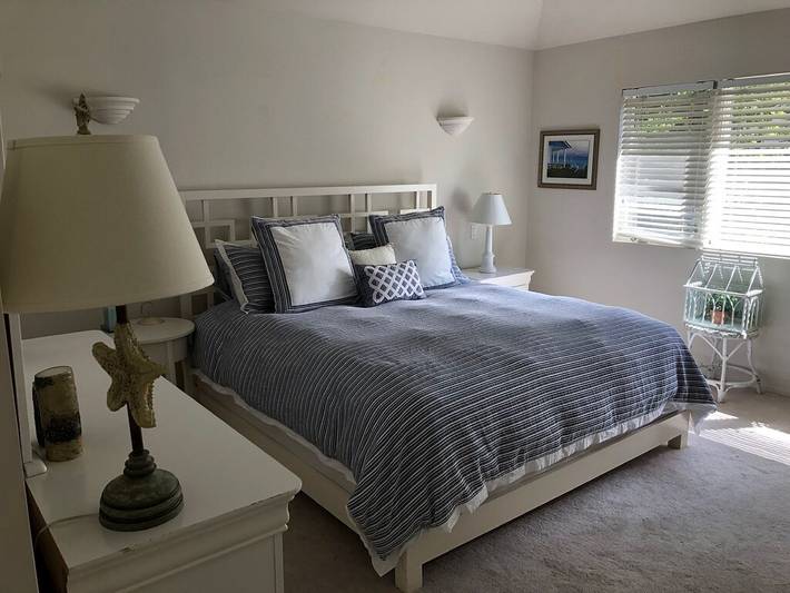 Vacation rental for 14 people, with yard and balcony in Hampton Bays