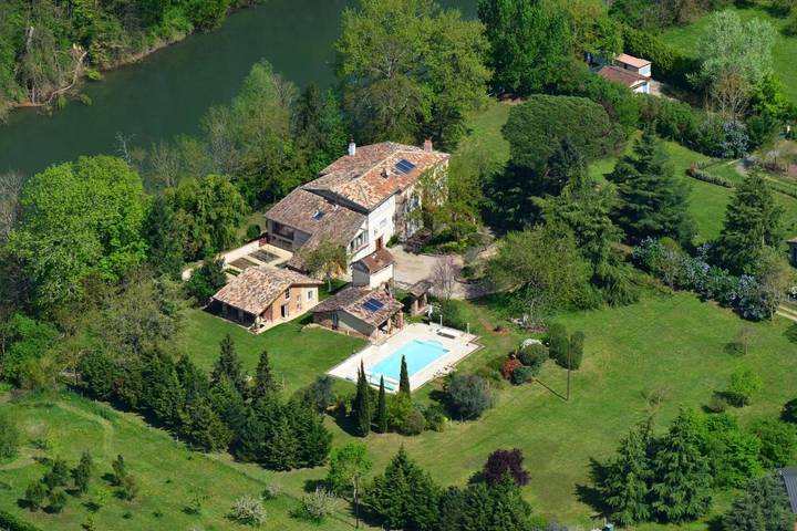 Maison d’hôte pour 2 personnes, avec Terrasse et Jardin ainsi que Piscine et Vue à Parisot