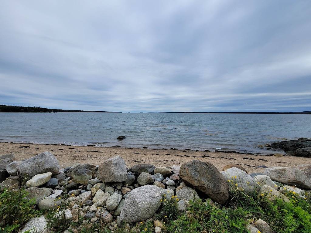 Quiet and located close to the ocean 2 bedroom 2 bath home in Washington County (Maine)