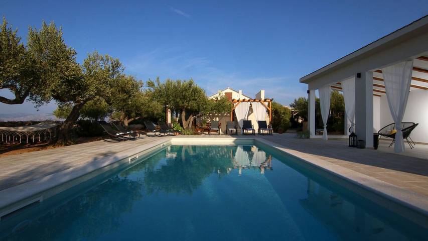 Holiday rental for 9 people, with terrace and pool in Brac