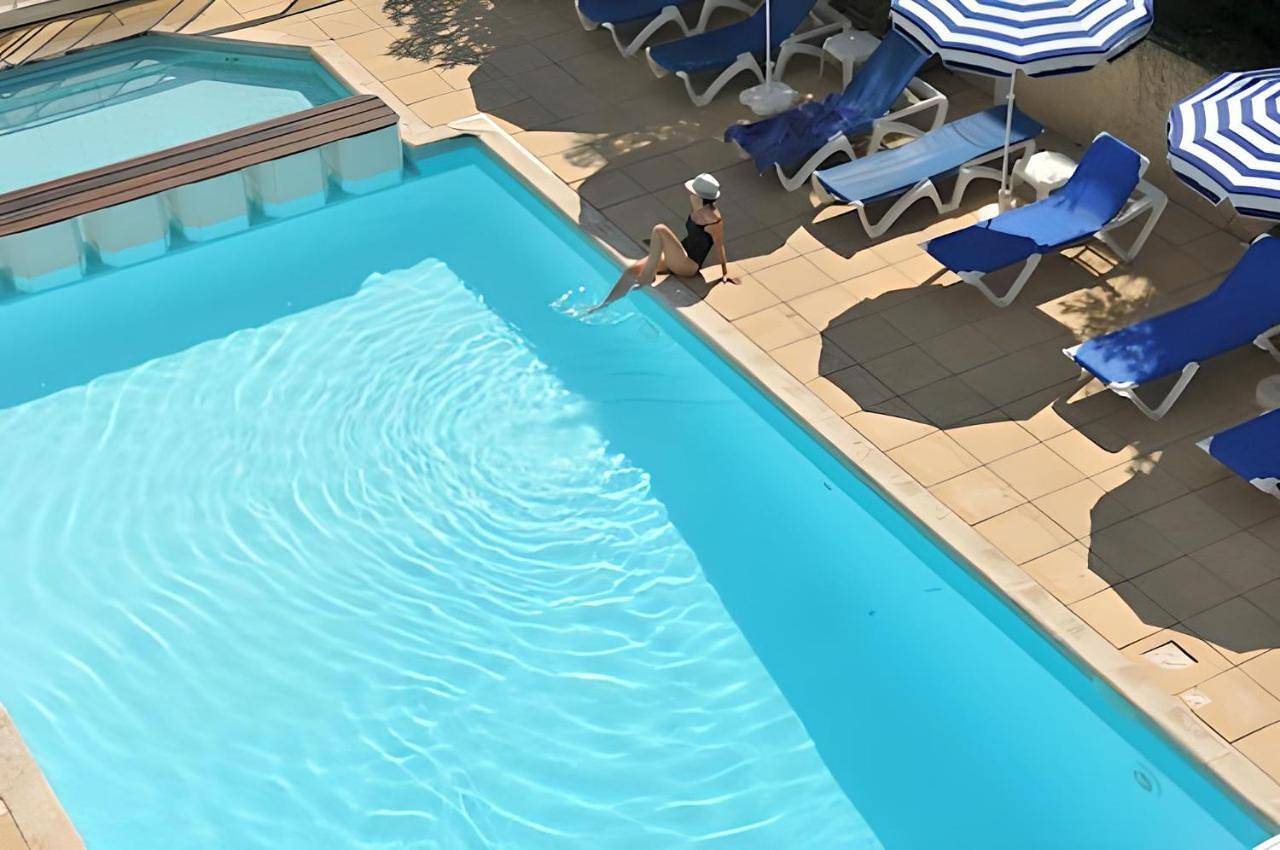 Hotel Brise de Mer - Piscine intérieure & extérieure in Saint-Raphaël, Massif de l'Esterel
