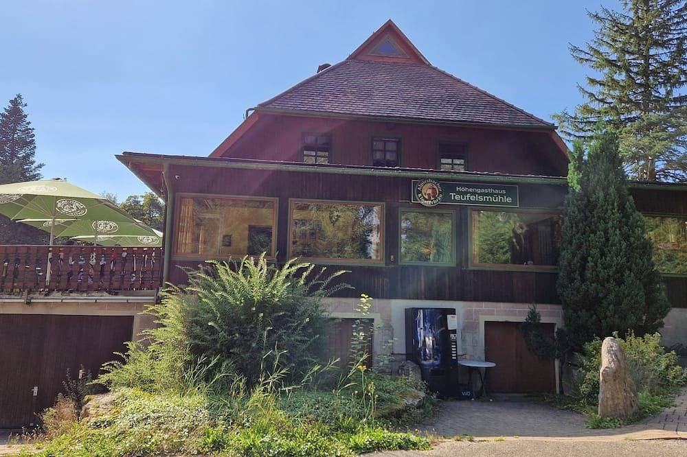 Ganze Wohnung, Ein sehr einfaches Zimmer im Höhengasthaus Teufelsmühle in Loffenau, Nordschwarzwald