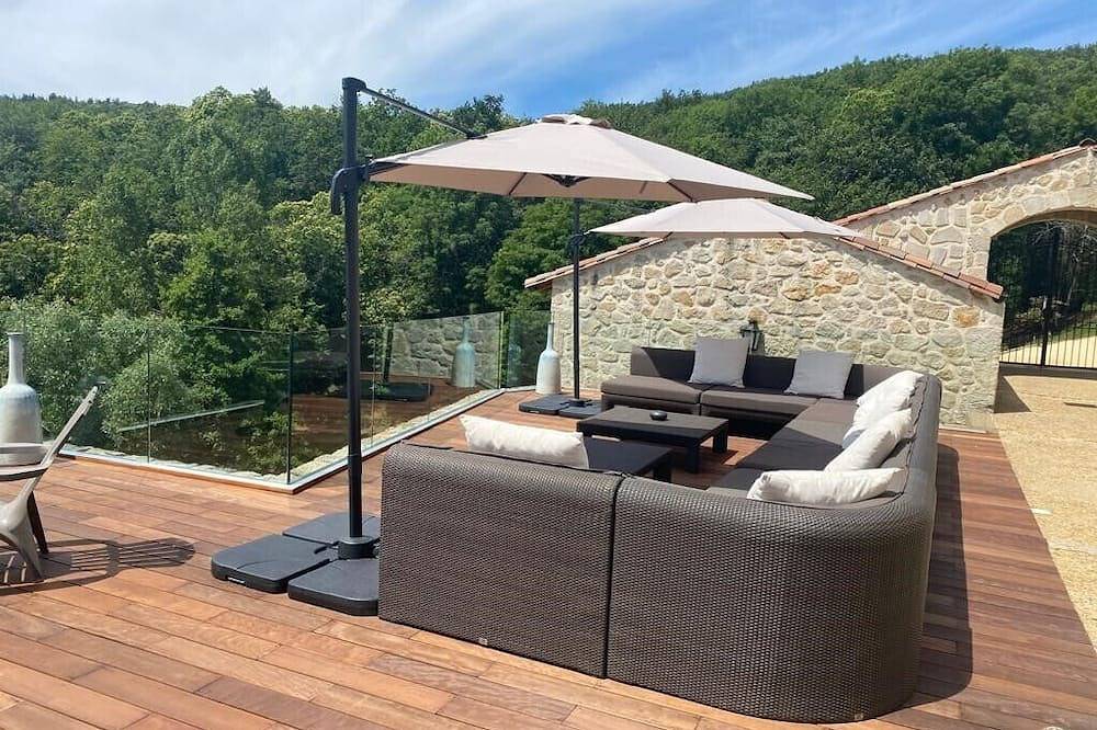 Studio de charme situé au cœur d'un domaine arboré de 70 hectares in Boffres, Région de Tournon-sur-Rhône