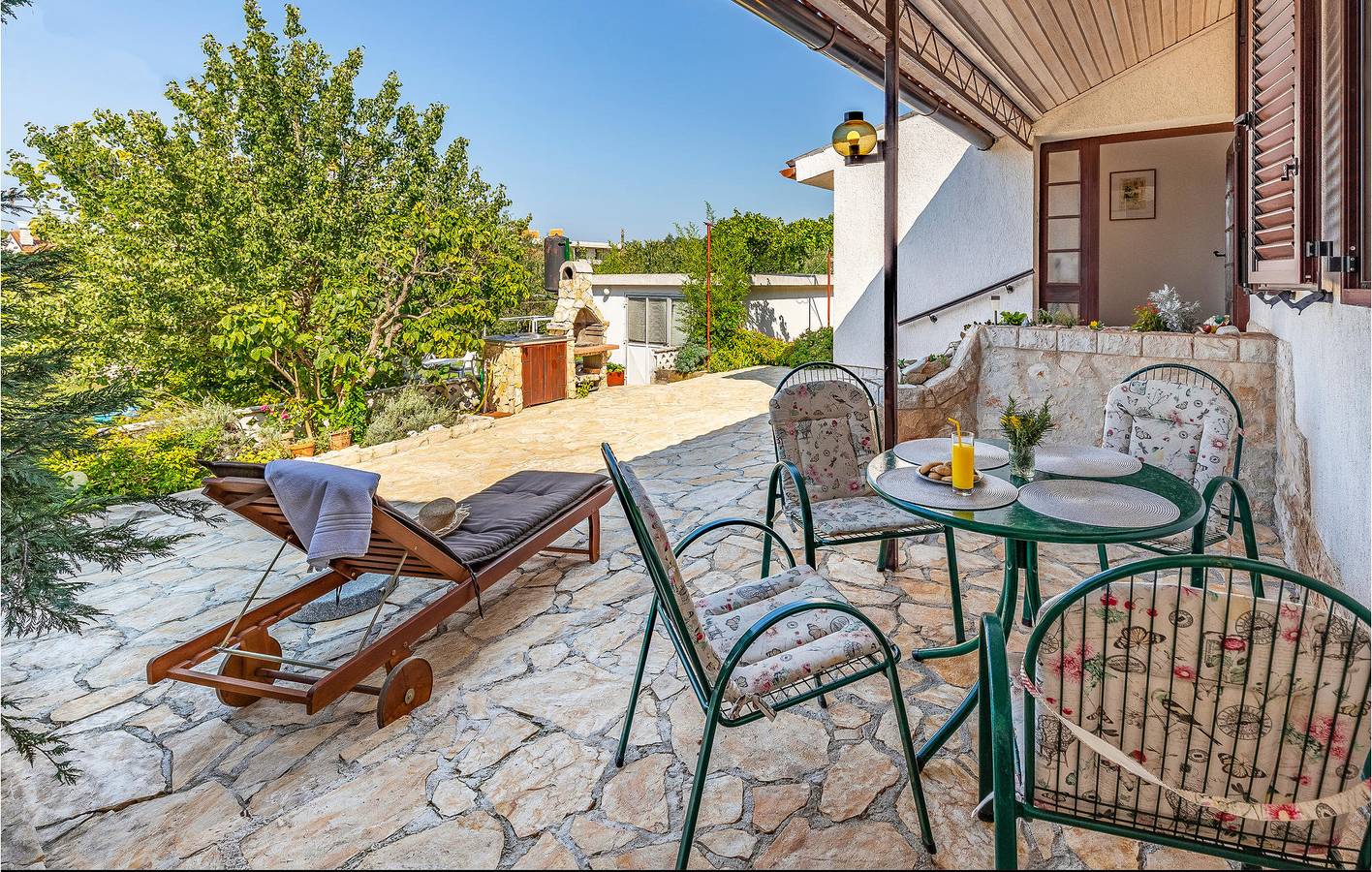 Charmante 2-Zimmer-Wohnung in der Nähe des FKK-Strandes mit Terrasse und Parkplatz in Pula-Medulin, Pula