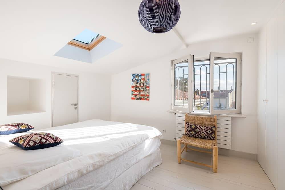 Maison Ré - chic and relaxed house with pool and garden in Sainte-Foy-lès-Lyon, Rhône