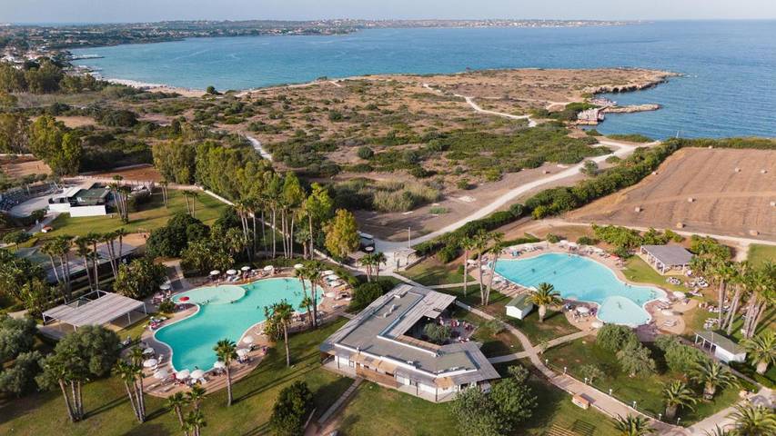 Resort, con Balcone e Idromassaggio nonché Terrazza e Giardino in Siracusa e dintorni