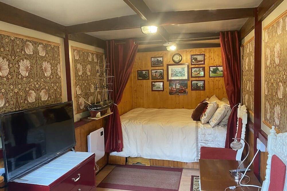 Rare 1954 Renovated Vintage Lorry - Costal Location in Plymouth, South West England