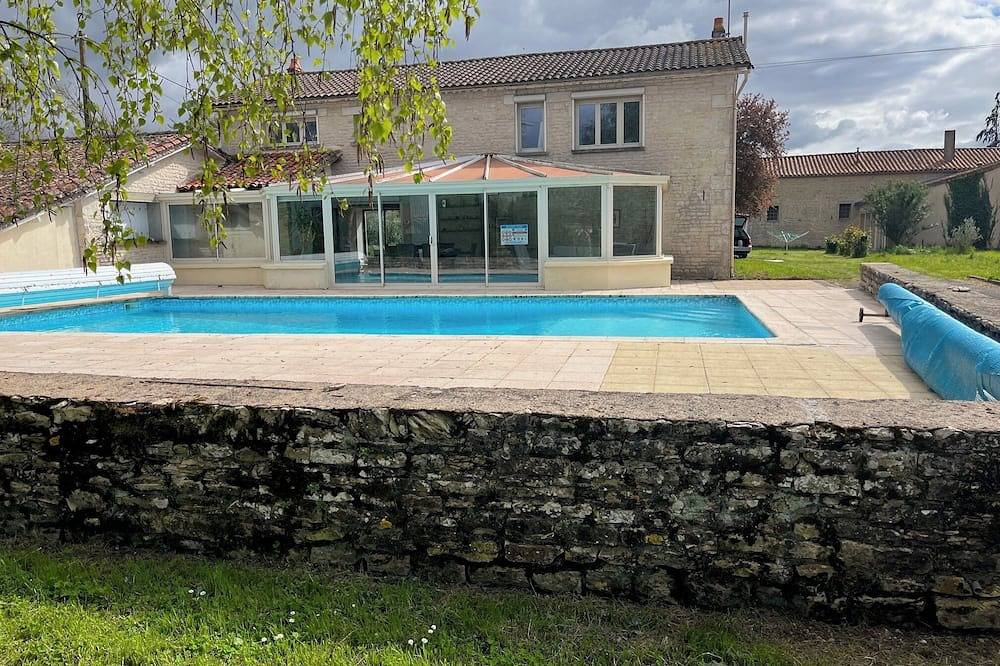 Tranquil House with large pool, set in beautiful private garden. separate Gite in Asnières-en-Poitou, Région de Niort